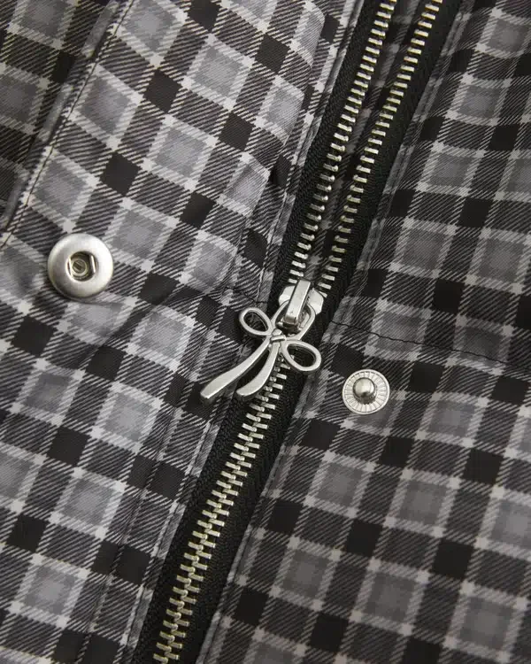 Mit Kunstfell gefütterte Daunenjacke Mit Kunstfell gefütterte Daunenjacke