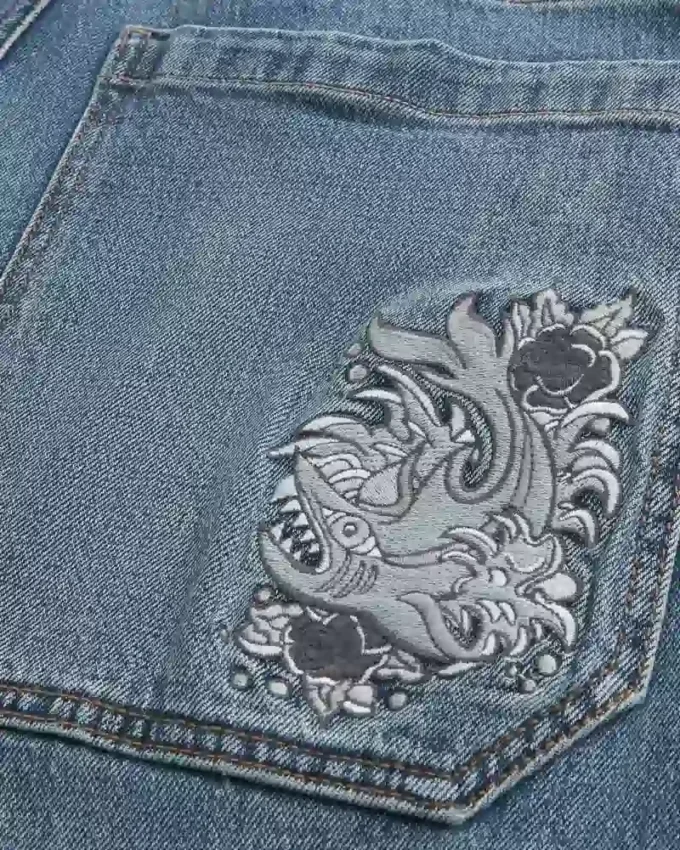 Mittelwaschung Baggy-Jeans mit gesticktem Hai-Motiv Mittelwaschung Baggy-Jeans mit gesticktem Hai-Motiv