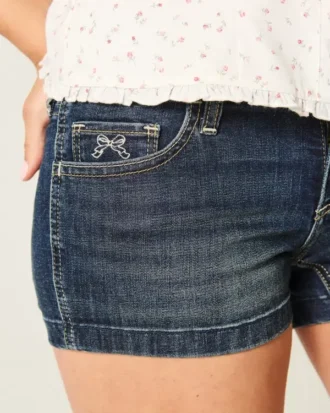 Niedrig geschnittene, dunkel gewaschene, bestickte Denim-Shorts