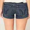 Niedrig geschnittene, dunkel gewaschene, bestickte Denim-Shorts Niedrig geschnittene, dunkel gewaschene, bestickte Denim-Shorts