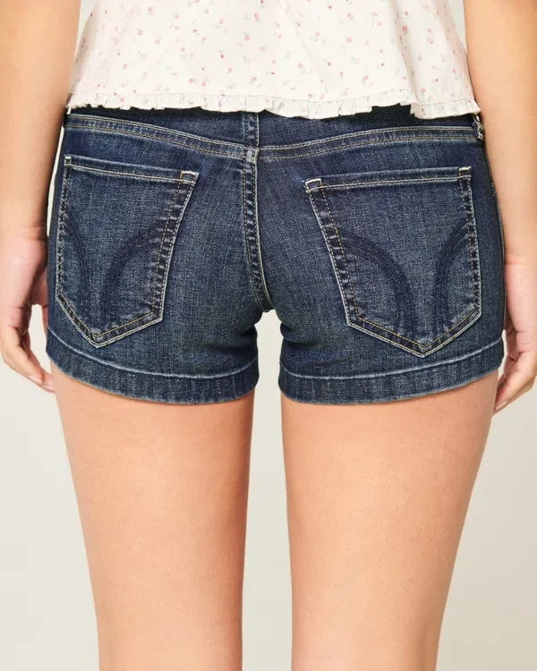 Niedrig geschnittene, dunkel gewaschene, bestickte Denim-Shorts Niedrig geschnittene, dunkel gewaschene, bestickte Denim-Shorts