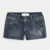 Niedrig geschnittene, dunkel gewaschene, bestickte Denim-Shorts Niedrig geschnittene, dunkel gewaschene, bestickte Denim-Shorts