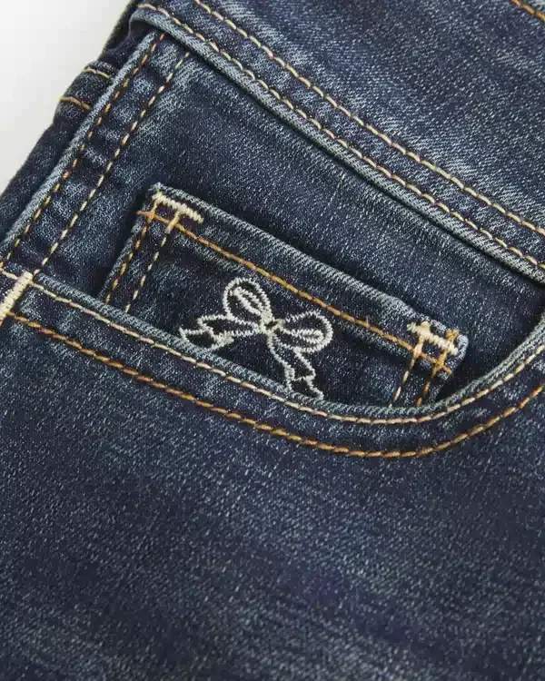 Niedrig geschnittene, dunkel gewaschene, bestickte Denim-Shorts Niedrig geschnittene, dunkel gewaschene, bestickte Denim-Shorts