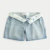 Niedrig geschnittene, hellblaue Denim-Shorts mit umgeschlagenem Bund und 5-Zoll-Beinausschnitt Niedrig geschnittene, hellblaue Denim-Shorts mit umgeschlagenem Bund und 5-Zoll-Beinausschnitt