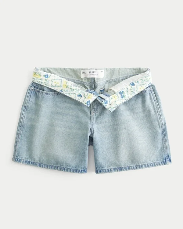 Niedrig geschnittene, hellblaue Denim-Shorts mit umgeschlagenem Bund und 5-Zoll-Beinausschnitt Niedrig geschnittene, hellblaue Denim-Shorts mit umgeschlagenem Bund und 5-Zoll-Beinausschnitt