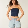 Niedrig geschnittene, hellblaue Denim-Shorts mit umgeschlagenem Bund und 5-Zoll-Beinausschnitt Niedrig geschnittene, hellblaue Denim-Shorts mit umgeschlagenem Bund und 5-Zoll-Beinausschnitt
