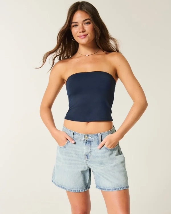 Niedrig geschnittene, hellblaue Denim-Shorts mit umgeschlagenem Bund und 5-Zoll-Beinausschnitt Niedrig geschnittene, hellblaue Denim-Shorts mit umgeschlagenem Bund und 5-Zoll-Beinausschnitt