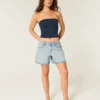 Niedrig geschnittene, hellblaue Denim-Shorts mit umgeschlagenem Bund und 5-Zoll-Beinausschnitt Niedrig geschnittene, hellblaue Denim-Shorts mit umgeschlagenem Bund und 5-Zoll-Beinausschnitt