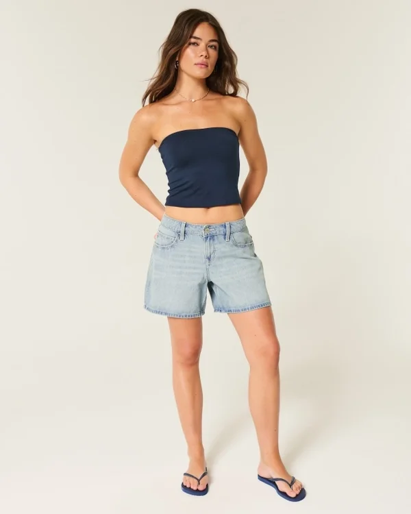 Niedrig geschnittene, hellblaue Denim-Shorts mit umgeschlagenem Bund und 5-Zoll-Beinausschnitt Niedrig geschnittene, hellblaue Denim-Shorts mit umgeschlagenem Bund und 5-Zoll-Beinausschnitt