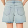 Niedrig geschnittene, hellblaue Denim-Shorts mit umgeschlagenem Bund und 5-Zoll-Beinausschnitt Niedrig geschnittene, hellblaue Denim-Shorts mit umgeschlagenem Bund und 5-Zoll-Beinausschnitt