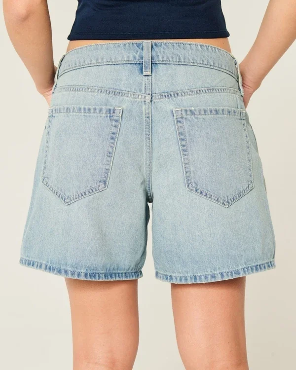 Niedrig geschnittene, hellblaue Denim-Shorts mit umgeschlagenem Bund und 5-Zoll-Beinausschnitt Niedrig geschnittene, hellblaue Denim-Shorts mit umgeschlagenem Bund und 5-Zoll-Beinausschnitt
