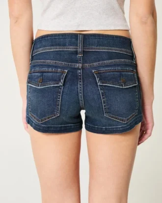 Niedrig geschnittene kurze Jeansshorts in dunkler Waschung Niedrig geschnittene kurze Jeansshorts in dunkler Waschung