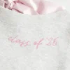 Oversized-Sweatshirt mit Schleife auf dem Rücken „Class of ’26” Oversized-Sweatshirt mit Schleife auf dem Rücken „Class of ’26”