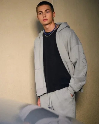 Rechteckig geschnittener Hoodie mit Reißverschluss und Nieten