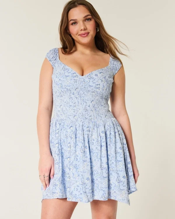 Schulterfreies Minikleid mit asymmetrischem Saum Schulterfreies Minikleid mit asymmetrischem Saum