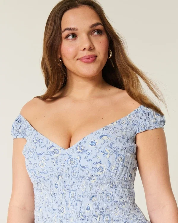 Schulterfreies Minikleid mit asymmetrischem Saum Schulterfreies Minikleid mit asymmetrischem Saum