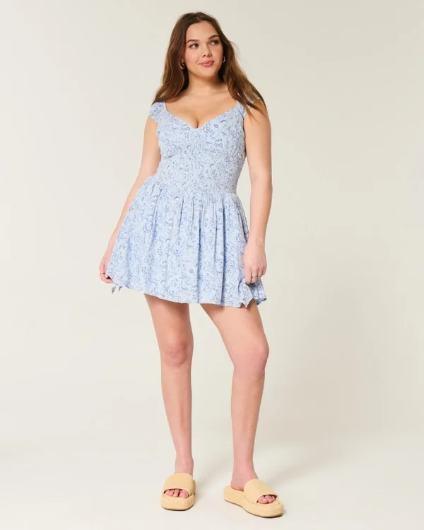 Schulterfreies Minikleid mit asymmetrischem Saum Schulterfreies Minikleid mit asymmetrischem Saum