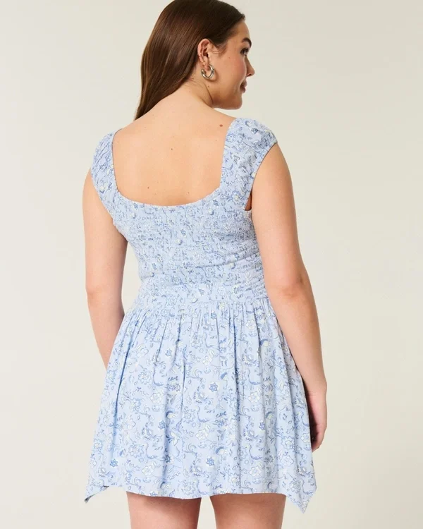 Schulterfreies Minikleid mit asymmetrischem Saum Schulterfreies Minikleid mit asymmetrischem Saum