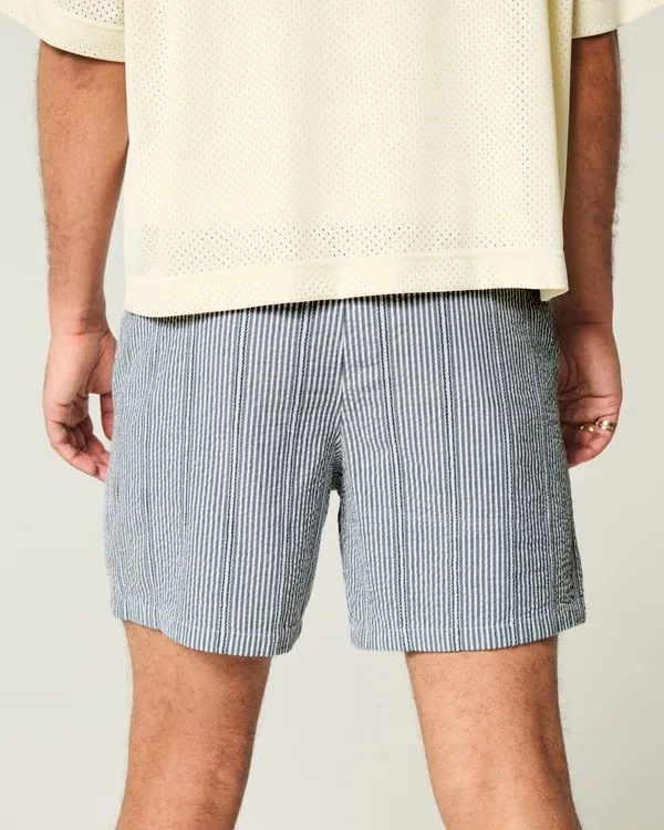 Seersucker-Shorts mit mittlerer Beinlänge zum Hineinschlüpfen Seersucker-Shorts mit mittlerer Beinlänge zum Hineinschlüpfen