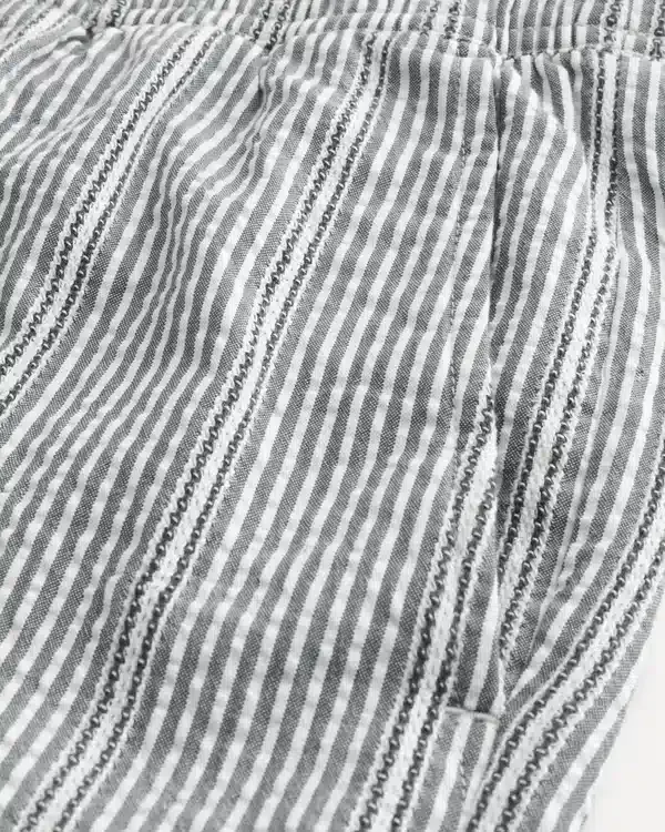 Seersucker-Shorts mit mittlerer Beinlänge zum Hineinschlüpfen Seersucker-Shorts mit mittlerer Beinlänge zum Hineinschlüpfen