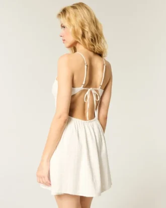 Skort-Kleid mit offenem Rücken und Kreuzmuster Skort-Kleid mit offenem Rücken und Kreuzmuster