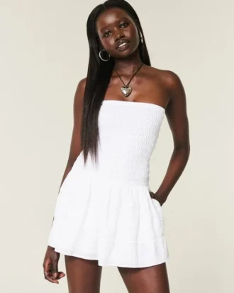 Trägerloses Minikleid mit gesmoktem Oberteil Trägerloses Minikleid mit gesmoktem Oberteil