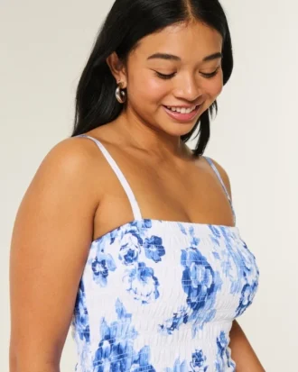 Trägerloses Minikleid mit gesmoktem Oberteil