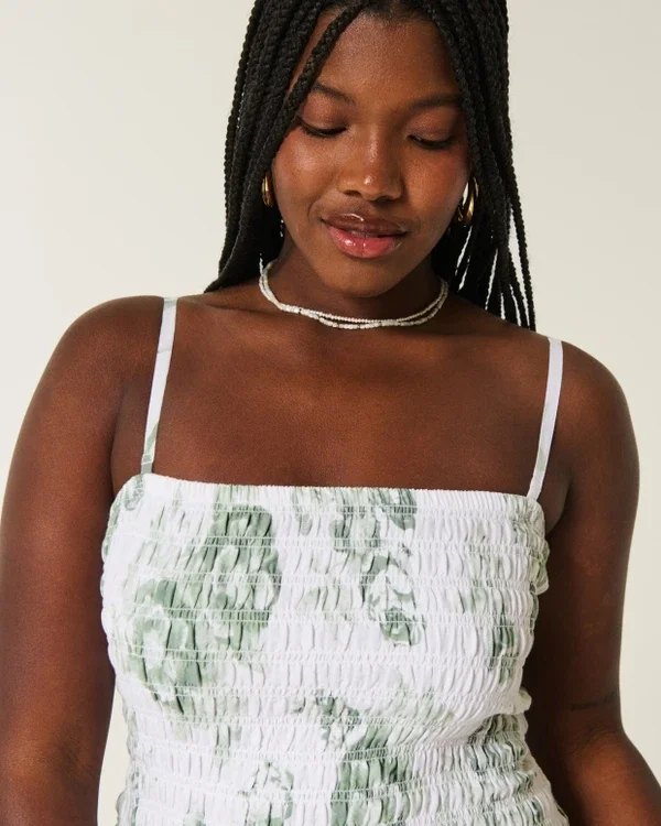 Trägerloses Minikleid mit gesmoktem Oberteil Trägerloses Minikleid mit gesmoktem Oberteil