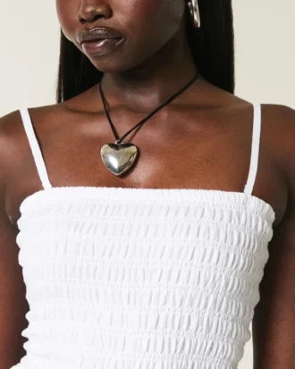 Trägerloses Minikleid mit gesmoktem Oberteil Trägerloses Minikleid mit gesmoktem Oberteil