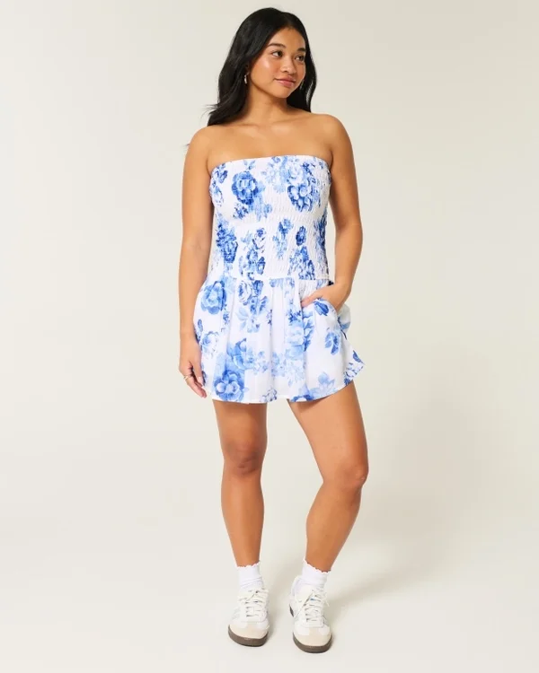 Trägerloses Minikleid mit gesmoktem Oberteil Trägerloses Minikleid mit gesmoktem Oberteil