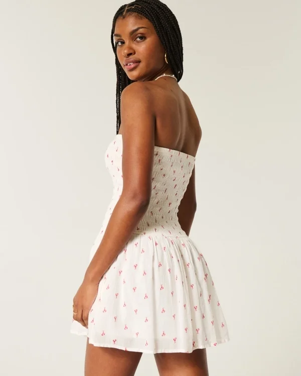 Trägerloses Minikleid mit gesmoktem Oberteil Trägerloses Minikleid mit gesmoktem Oberteil