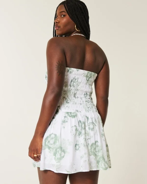 Trägerloses Minikleid mit gesmoktem Oberteil Trägerloses Minikleid mit gesmoktem Oberteil