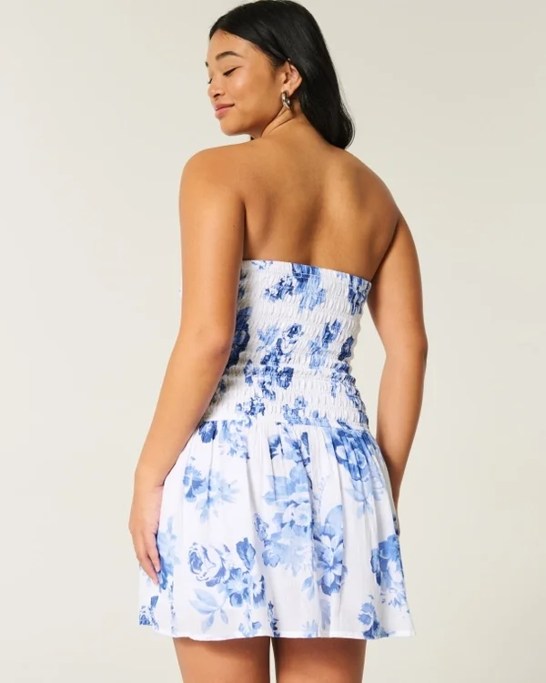 Trägerloses Minikleid mit gesmoktem Oberteil Trägerloses Minikleid mit gesmoktem Oberteil