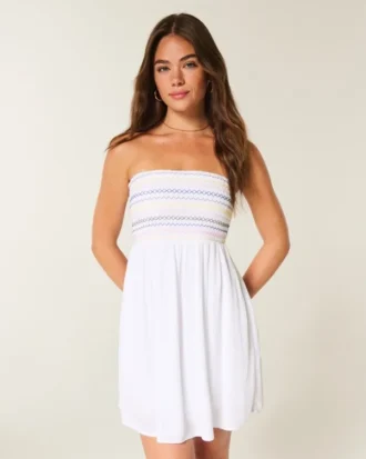 Trägerloses Minikleid mit Smokarbeit