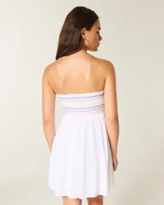 Trägerloses Minikleid mit Smokarbeit