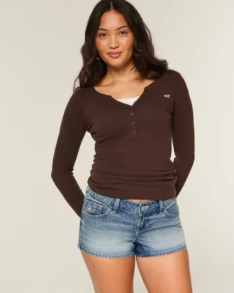 Ultra Low-Rise Mini-Shorts aus mittelblauem Denim mit Blumenstickerei