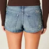 Ultra Low-Rise Mini-Shorts aus mittelblauem Denim mit Blumenstickerei