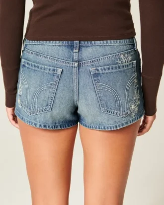 Ultra Low-Rise Mini-Shorts aus mittelblauem Denim mit Blumenstickerei