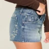 Ultra Low-Rise Mini-Shorts aus mittelblauem Denim mit Blumenstickerei