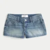 Ultra Low-Rise Mini-Shorts aus mittelblauem Denim mit Blumenstickerei