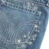 Ultra Low-Rise Mini-Shorts aus mittelblauem Denim mit Blumenstickerei