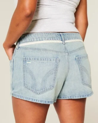 Ultra-niedrige Leibhöhe, hell gewaschene Denim-Mini-Shorts mit Spitzenband