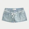 Ultra-niedrige Leibhöhe, hell gewaschene Denim-Mini-Shorts mit Spitzenband Ultra-niedrige Leibhöhe, hell gewaschene Denim-Mini-Shorts mit Spitzenband