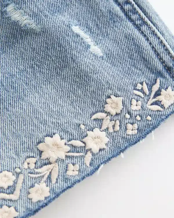 Ultra-niedrige Mini-Shorts aus besticktem Denim Ultra-niedrige Mini-Shorts aus besticktem Denim