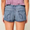 Ultra-niedrige Mini-Shorts aus mittelblauem Denim im Used-Look Ultra-niedrige Mini-Shorts aus mittelblauem Denim im Used-Look