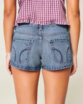 Ultra-niedrige Mini-Shorts aus mittelblauem Denim im Used-Look
