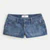 Ultra-niedrige Mini-Shorts aus mittelblauem Denim im Used-Look Ultra-niedrige Mini-Shorts aus mittelblauem Denim im Used-Look
