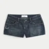 Ultra-niedrige Passform, dunkel gewaschene Denim-Minishorts mit Schmetterlingsstickerei Ultra-niedrige Passform, dunkel gewaschene Denim-Minishorts mit Schmetterlingsstickerei