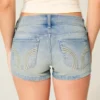 Ultra-niedrige Shorties aus mittelblauem Denim Ultra-niedrige Shorties aus mittelblauem Denim