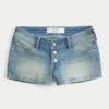 Ultra-niedrige Shorties aus mittelblauem Denim Ultra-niedrige Shorties aus mittelblauem Denim